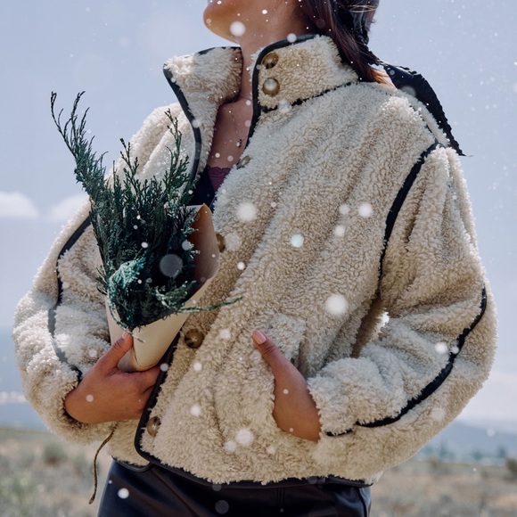 Hollister Teddy Jacket with Black Accents - Picture 1 of 6